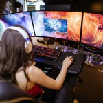 Mädchen sitzt an einem Gaming-PC.