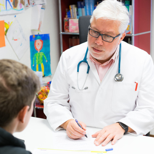 Ein Arzt im Gespräch mit einem Jungen. © http://www.picture-factory.de