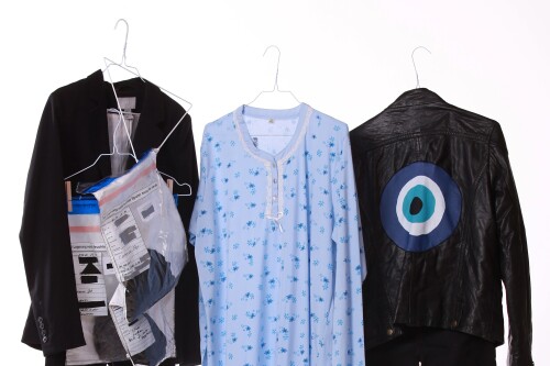 Kleidungsstücke aus des Ausstellung "Was ich anhatte" zu sexualisierter Gewalt, die als Titelbild fungieren