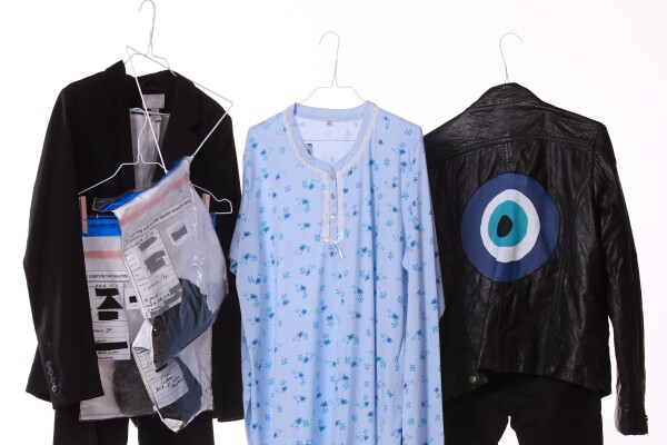 Kleidungsstücke aus des Ausstellung "Was ich anhatte" zu sexualisierter Gewalt, die als Titelbild fungieren