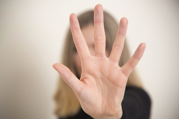 Ausgestreckte Hand als Zeichen gegen Gewalt