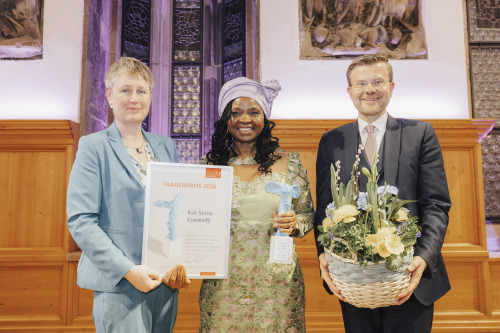 Frauenpreisträgerin 2026 Rali Sirina Guemedji mit Frauenbeauftragter Hedwig Schouten und Oberbürgermeister Marcus König