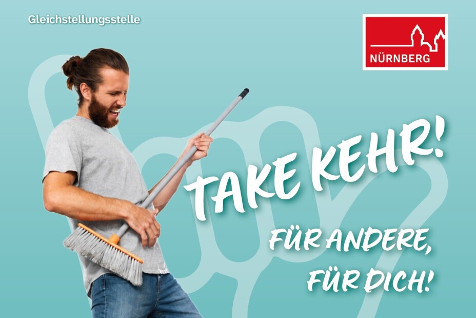 Ein Mann tanzt mit einem Besen und verdeutlicht dadurch das Wortspiel: "Take Kehr".