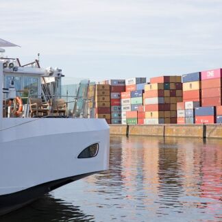 Festgemachtes Schiff mit Containern im Hintergrund