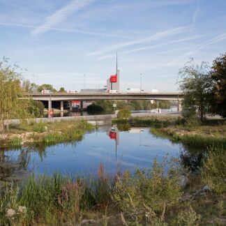 Teich am Personenschifffahrtshafen mit Feuerwehrwehr im Hintergrund