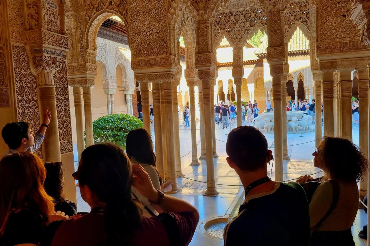 Bild © Götz Schülergruppe des HKK während einer Führung in der Alhambra in Granada, Bild © Götz