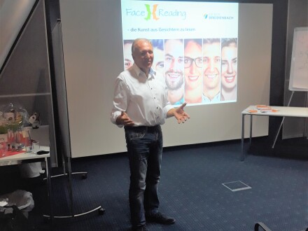 Foto von einem Mann bei einem Vortrag., Bild © B.Steckert LA/1-F