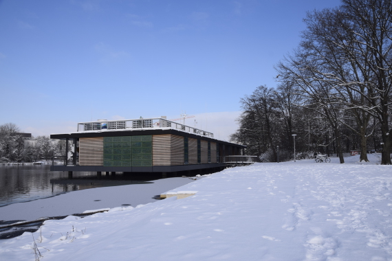 Außenansicht der Energie- und Umweltstation am Wöhrder See im Winter bei Schnee