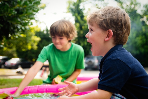 Kinder spielen gemeinsam im Freien während der Sommerferien.