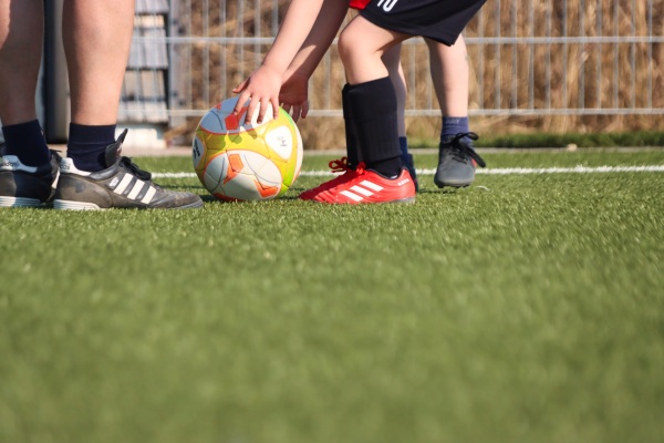 Junge Menschen beim Fußballtraining