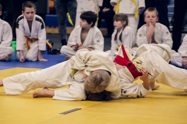 Kinder und Jugendliche beim Judo-Training