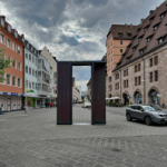 Hallplatz mit Denkmal für Vertriebene