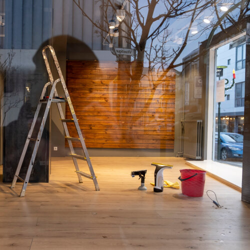 Eine Leiter in einem leeren Geschäft in der Innenstadt © T.Seeliger / AdobeStock