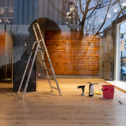 Eine Leiter in einem leeren Geschäft in der Innenstadt © T.Seeliger / AdobeStock