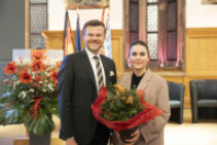 Oberbürgermeister Marcus König gratuliert Betül Özen, der amtierenden Vorsitzenden des Integrationsrats, stellvertretend zum 50-jährigen Bestehen von Ausländerbeirat, Aussiedlerbeirat und Integrationsrat.