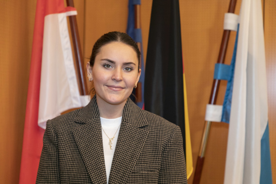 Portraitfoto von Betül Özen, Vorsitzende des Integrationsrates