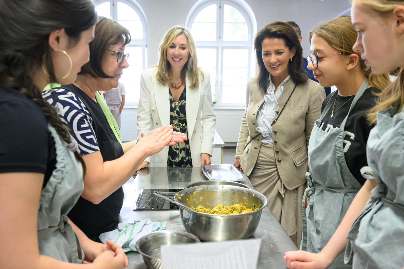 „Gute gesunde Schule“ mit Bayerns Kultusministerin Anna Stolz, Bayerns Landwirtschaftsministerin Michaela Kaniber, Nürnbergs Oberbürgermeister Marcus König, und Nürnbergs Schulreferentin Cornelia Trinkl, aufgenommen am 07.07.2025 am Johannes-Scharrer-Gymnasium in NürnbergFoto: Timm Schamberger / StMUK