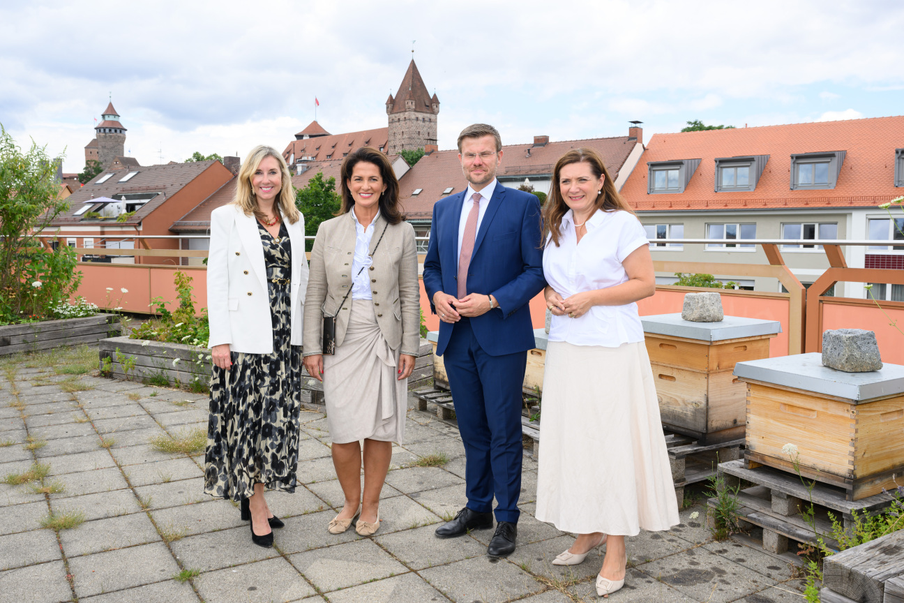 „Gute gesunde Schule“ mit Bayerns Kultusministerin Anna Stolz, Bayerns Landwirtschaftsministerin Michaela Kaniber, Nürnbergs Oberbürgermeister Marcus König, und Nürnbergs Schulreferentin Cornelia Trinkl, aufgenommen am 07.07.2025 am Johannes-Scharrer-Gymnasium in NürnbergFoto: Timm Schamberger / StMUK