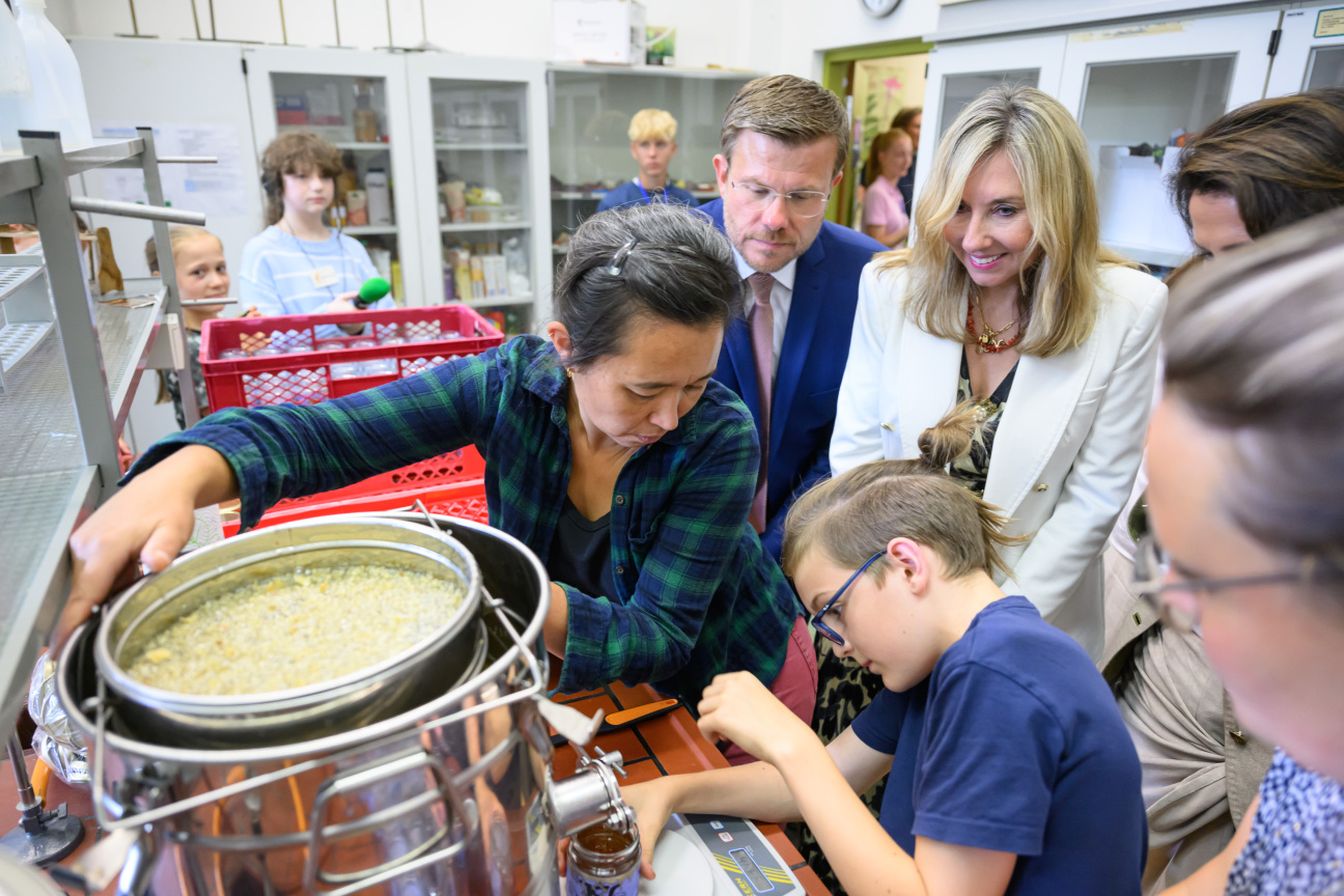 „Gute gesunde Schule“ mit Bayerns Kultusministerin Anna Stolz, Bayerns Landwirtschaftsministerin Michaela Kaniber, Nürnbergs Oberbürgermeister Marcus König, und Nürnbergs Schulreferentin Cornelia Trinkl, aufgenommen am 07.07.2025 am Johannes-Scharrer-Gymnasium in NürnbergFoto: Timm Schamberger / StMUK