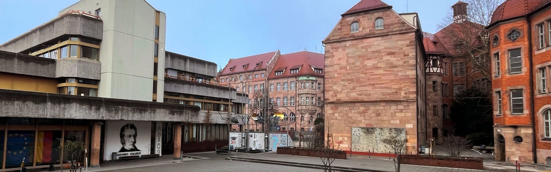 Blick auf das Johannes Scharrer Gymnasium vom Innenhof aus