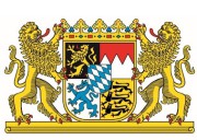 Das große Staatswappen besteht aus einem gevierten Schild mit einem Herzschild, das dem Schild des kleinen Wappens entspricht. Auch auf dem großen Staatswappen ruht die Volkskrone und es wird von zwei bayerischen Löwen gehalten.