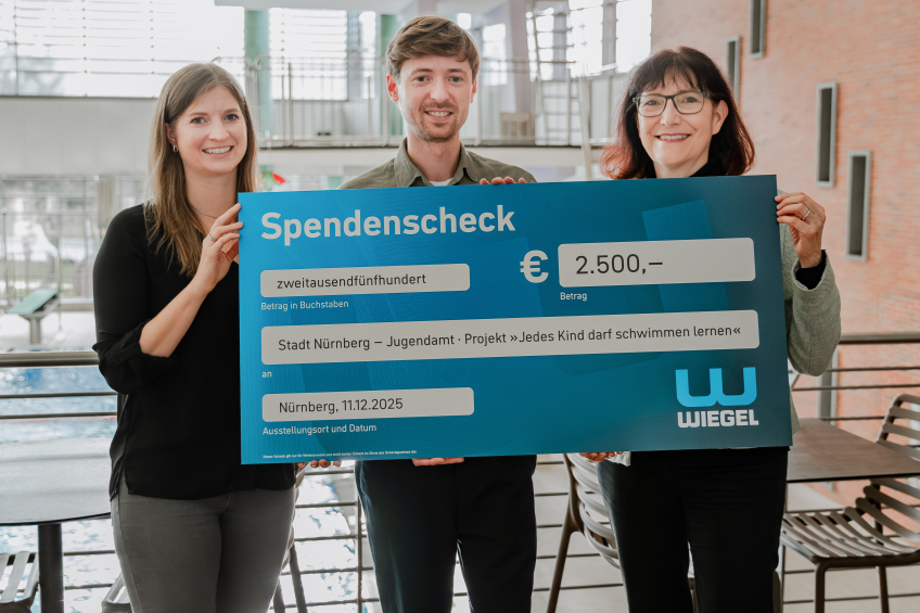 Das Bild zeigt von links meine Kollegin Julia Ridolfo, mittig ist Herr Julian Hofmann (Verwaltungsrat und Gesellschafter der WIEGEL-Gruppe) und Fr. Dr. Schröder.