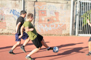 Jungs spielen Fußball