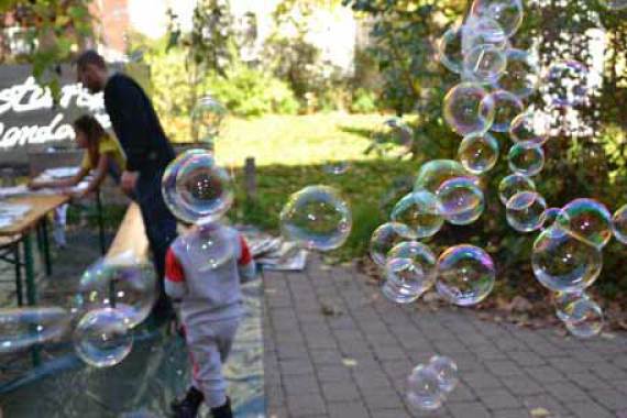 Kinder und Seifenblasen