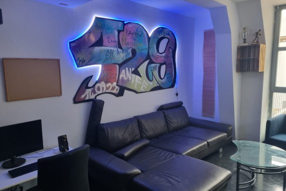 Jugendzimmer mit 429 Graffiti