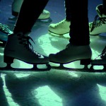 Schlittschuhe auf Eisfläche