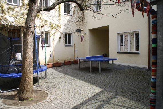 Der Innenhof mit Tischtennisplatte und Trampolin