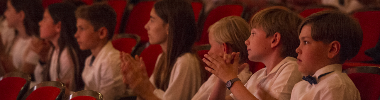 Kinder auf den Sitzen des Opernhauses