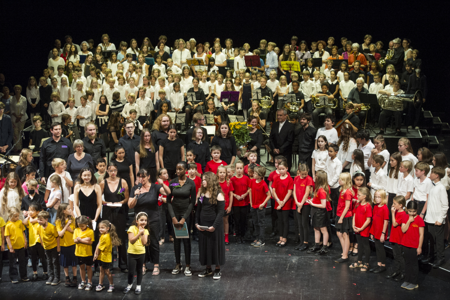 Große Gruppenaufnahme der Chöre sowie Instrumentenensembles der Musikschuel auf der Bühne des Staatstheaters., Bild © Jutta Missbach