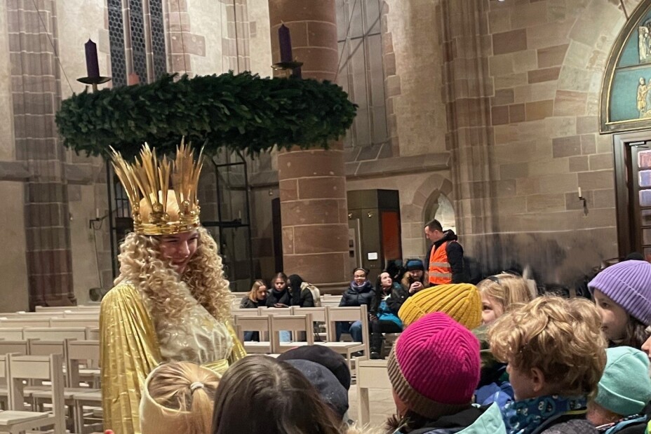 Das Christkind begrüßt die Kinder, Bild © Katja Hippe / Musikschule Nürnberg