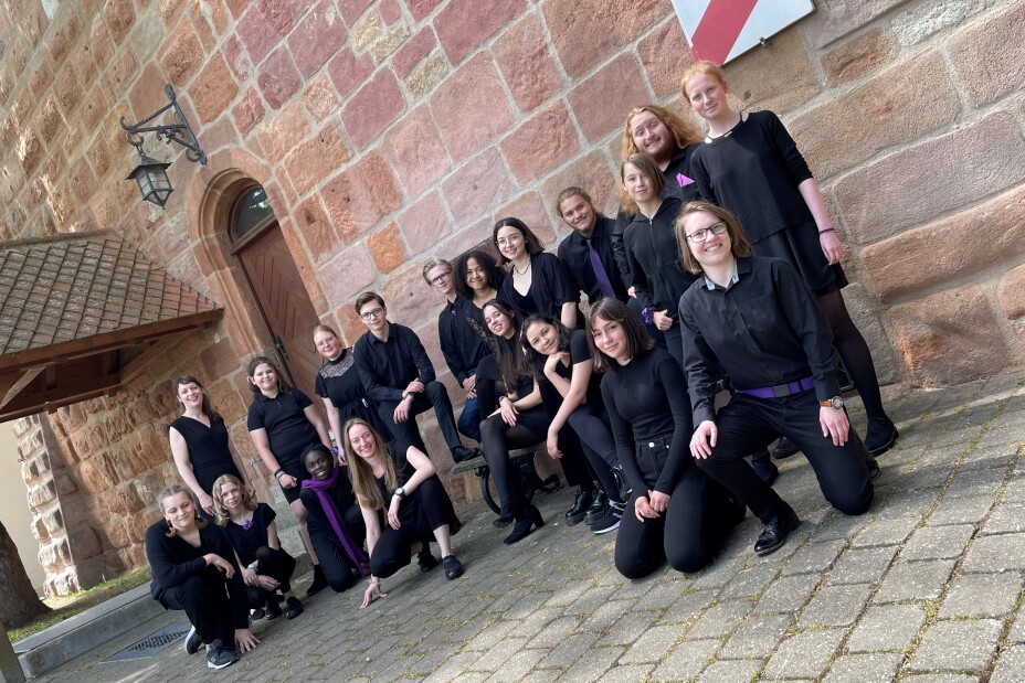 Jugendliche vor einer Burgwand, Bild © Manuel Krauß / Stadt Nürnberg