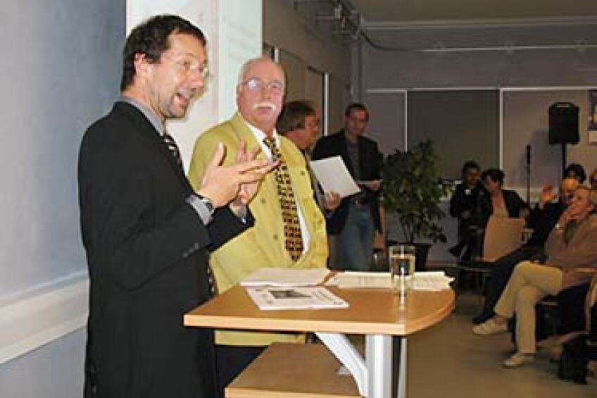 Carl-Jürgen Perkowski vom KEiM-Team und rechts Herr Pertek von der B 8 bei einem Vortrag, Bild © Bild: Pädagogisches Institut Nürnberg