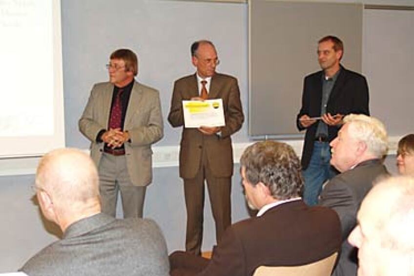 Dr. Dieter Wolz, Wolfgang Baumann und Wolfgang Müller bei einem Vortrag, Bild © Bild: Pädagogisches Institut Nürnberg