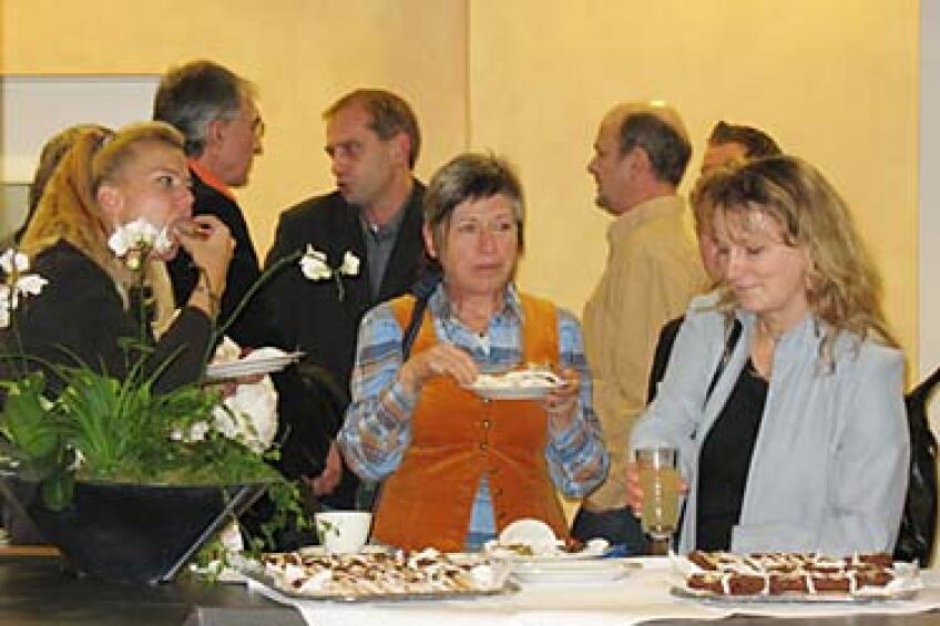 Teilnehmer am Buffet, Bild © Bild: Pädagogisches Institut Nürnberg