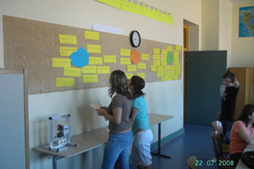 Ergebnisse werden an einer Pinnwand festgehalten, Bild © Bild: Pädagogisches Institut Nürnberg