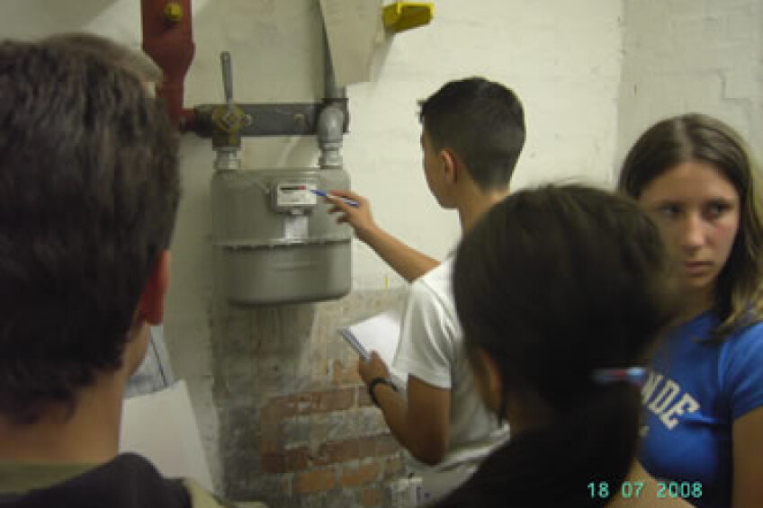 Der Zählerstand wird überprüft, Bild © Bild: Pädagogisches Institut Nürnberg