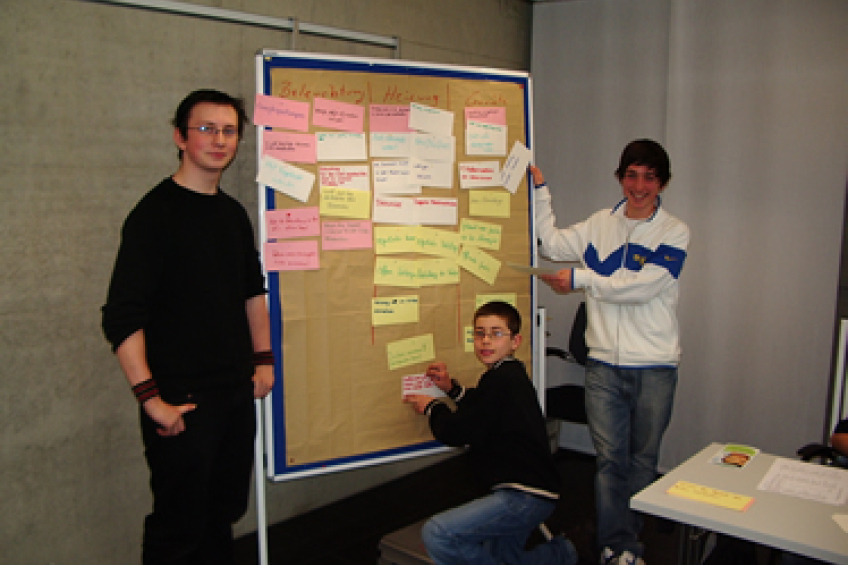 Schüler sammeln an Flipchart Arbeitsergebnisse, Bild © Bild: Pädagogisches Institut Nürnberg