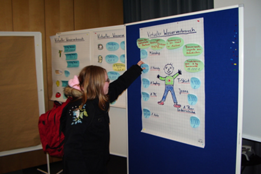 Schülerin deutet auf eine Präsentation auf der Flipchart, Bild © Bild: Pädagogisches Institut Nürnberg