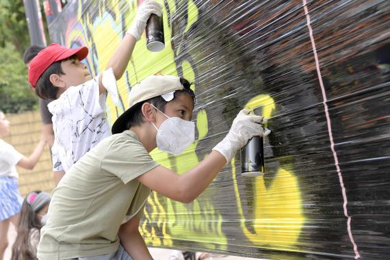 Kinder gestalten bei der Graffiti-Aktion die Wand an ihrem Hort ind er Hinteren Bleiweißstraße