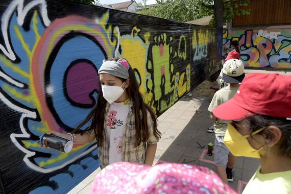 Kinder gestalten bei der Graffiti-Aktion die Wand an ihrem Hort ind er Hinteren Bleiweißstraße