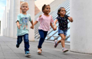 Drei kleine Kinder laufen durch die Straße der Menschenrechte