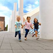 Drei Kinder laufen durch die Straße der Menschenrechte