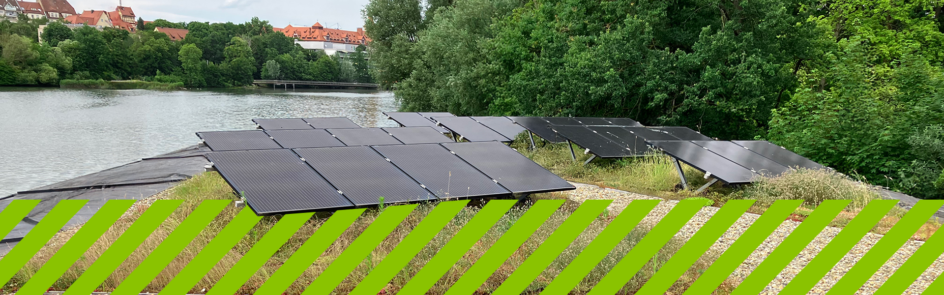 Thermische Solaranlage vor Wörder See mit grünen Klimastreifen