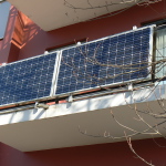 Foto von DGS Franken. Eine Solaranlage angebracht an einem Balkongitter.