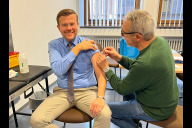 Bild Am heutigen Dienstag, 21. Oktober 2025, ließ sich Oberbürgermeister Marcus König die jährliche Grippeschutzimpfung geben.