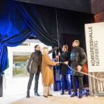 Im Rahmen der Baufeier am Freitag, 23. Januar 2026, wurde die Verbindung zwischen dem denkmalgeschützten Hauptgebäude und dem sogenannten Ergänzungsbau im Innenhof der Kongresshalle symbolisch vollzogen. Planungs- und Baureferent Daniel F. Ulrich, Bürgermeisterin Prof. Dr. Julia Lehner, Oberbürgermeister Marcus König und Staatsminister Albert Füracker  haben einen der Übergänge geöffnet, durch die künftig das Publikum von den Foyers im Kongresshallen-Rundbau in den Theaterbau gelangen wird